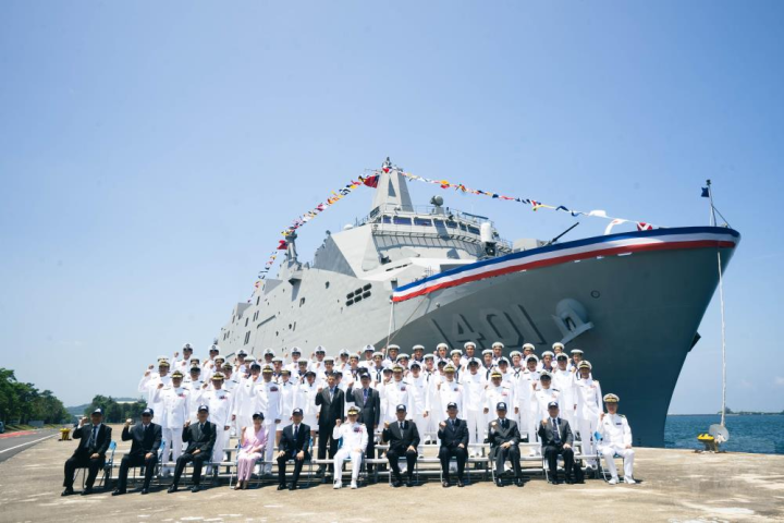 唐司令及貴賓與玉山軍艦官兵合影。（軍聞社記者林庭暉攝）