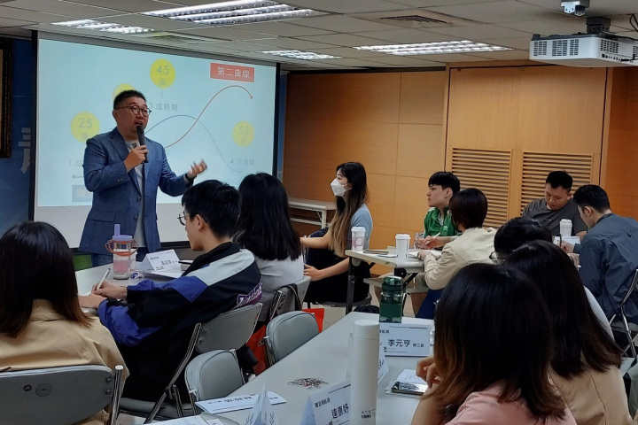 跨國投資策略專家Michael以全球趨勢與產業分析幫助學員找到自己的立足點。（圖：影響力教育基金會提供）