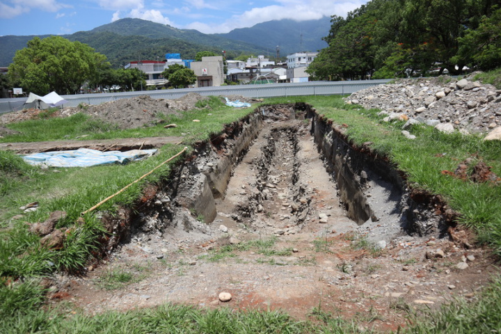 學術單位在918地震後針對玉里斷層調查，在鎮民廣場開挖3公尺深槽溝，從土石錯動痕跡證明玉里斷層已活動幾千年歷史，找到918地震位移的裂縫，盼未來成為地質教育場域。