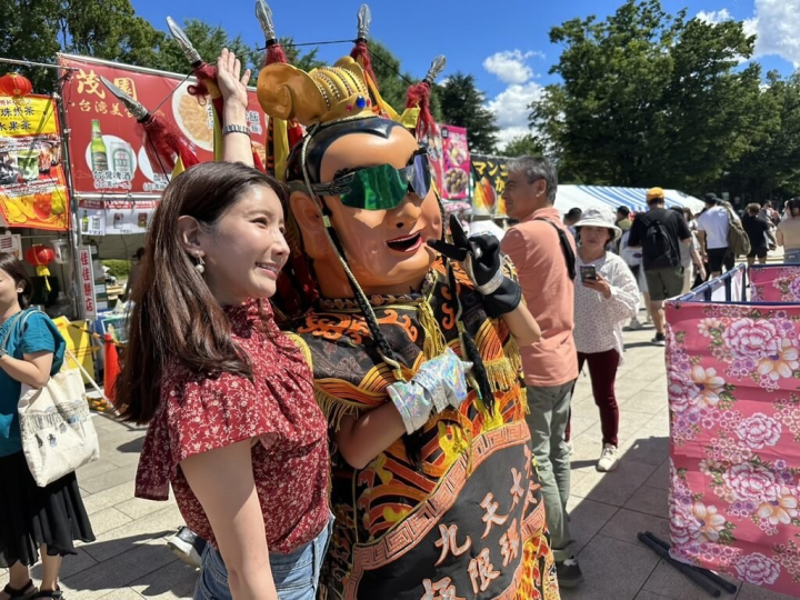 九天民俗技藝團6月15日至18日獲日本「愛台灣會」邀請，參加「2023東京-台灣嘉年華」活動在東京都立上野恩賜公園噴水廣場演出，日本民眾開心與三太子合影 。（台中市政府提供）