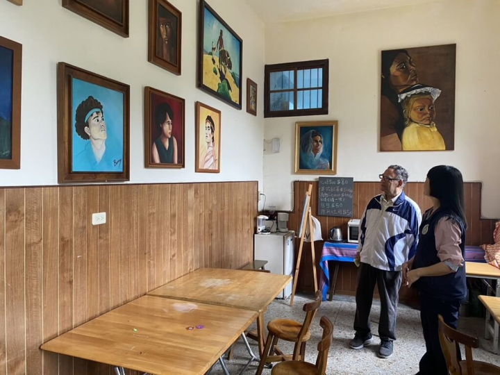 神父丁松青（右2）將天主堂一處空間打造為部落孩子的「課輔小教室」，對孩子來說不只是教室，更是交流互助關心的場域。（內政部移民署新竹縣服務站提供）