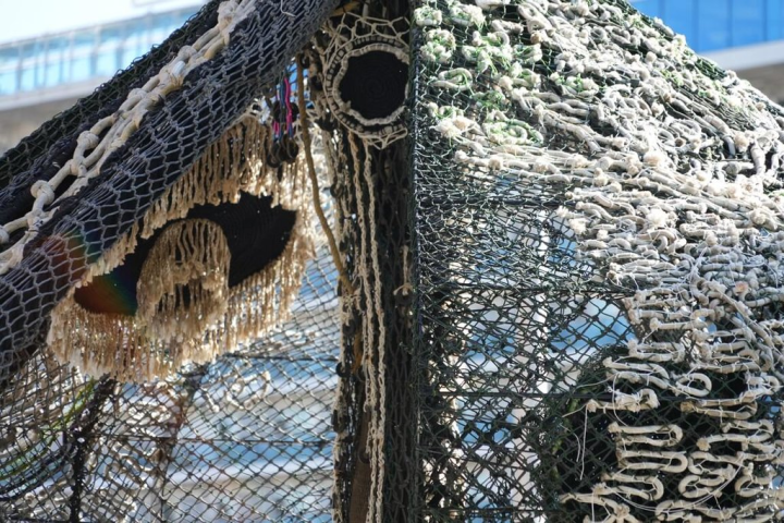 魯凱藝術家安聖惠在利物浦雙年展推出作品「Ngialibalibade－致 失落的神話」，以金屬、回收魚網等材料創造神聖場域。（安聖惠提供）