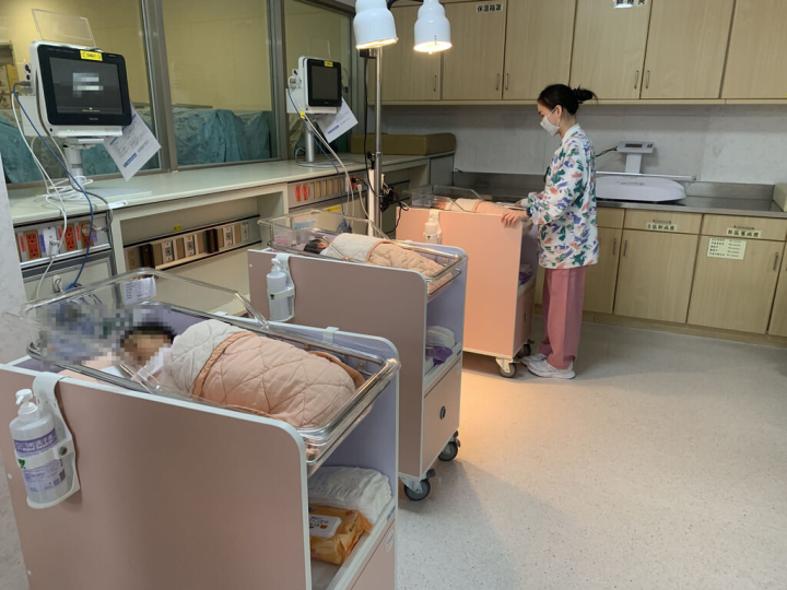 花蓮門諾醫院近期有孕婦感染巨細胞病毒後垂直傳染給新生兒，醫師警覺篩檢確診，隨即給予抗病毒藥物並持續追蹤治療。（門諾醫院提供）