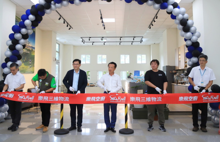 嘉義縣亞洲無人機AI創新應用研發中心SKY BAR於12日開幕，嘉義縣長翁章梁（右3）、經濟發展處長江振瑋 （左3）等人出席剪綵。