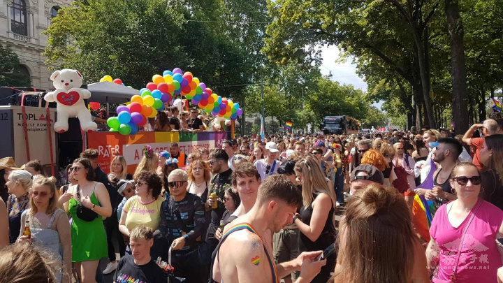 第27屆驕傲遊行(Pride Parade)於6月17日在維也納舉行，吸引各國大批的支持者前來參加