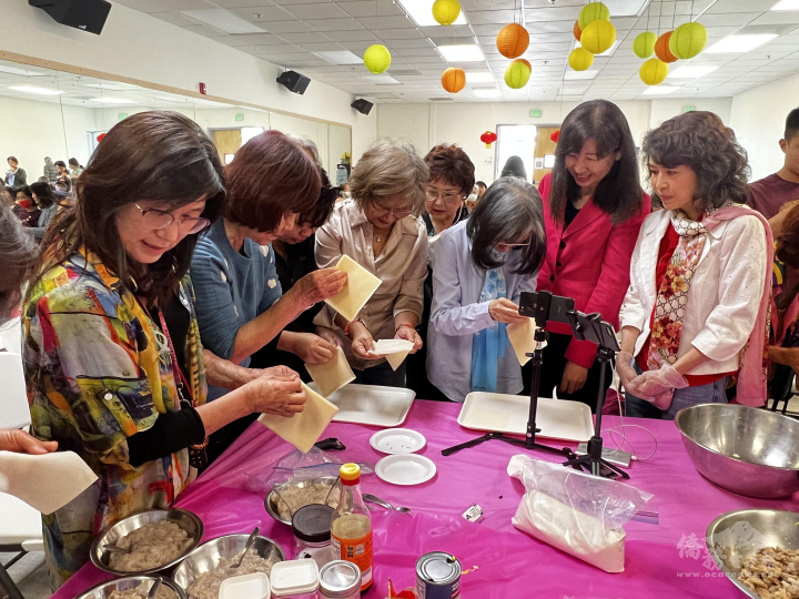 參加活動的人員親自體驗包製蝦卷的樂趣