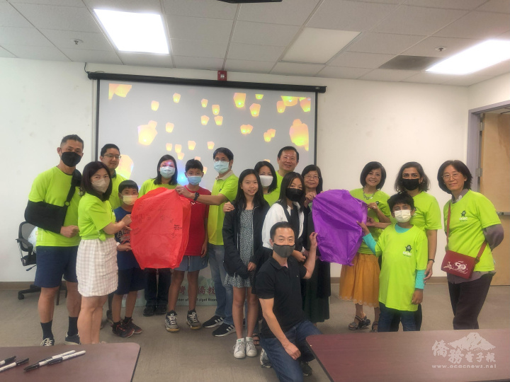 學員以中文於天燈寫下祈福語