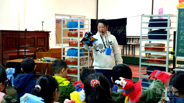 僑委會阿根廷文化種子教師黃勝煌深入淺出地展示布袋戲偶的千變樂趣，讓阿根廷華興中文學校師生學生充分感受到何謂掌中戲的魅力