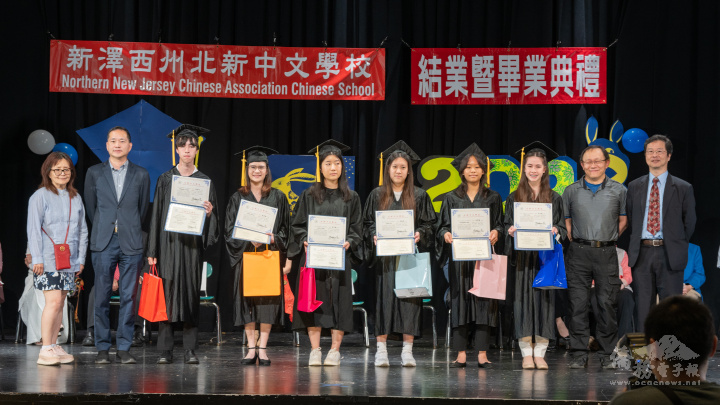北新中文學校結業典禮，頒發畢業證書，左起：孫影真、陳永豐、六名十年級畢業生、蘇斐璋、羅俊鉞。（圖：莊榮耀提供）