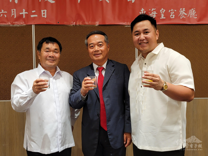 駐菲大使周民淦〈中〉與僑務諮詢委員丁金煌〈左〉、丁俊峰〈右〉合影