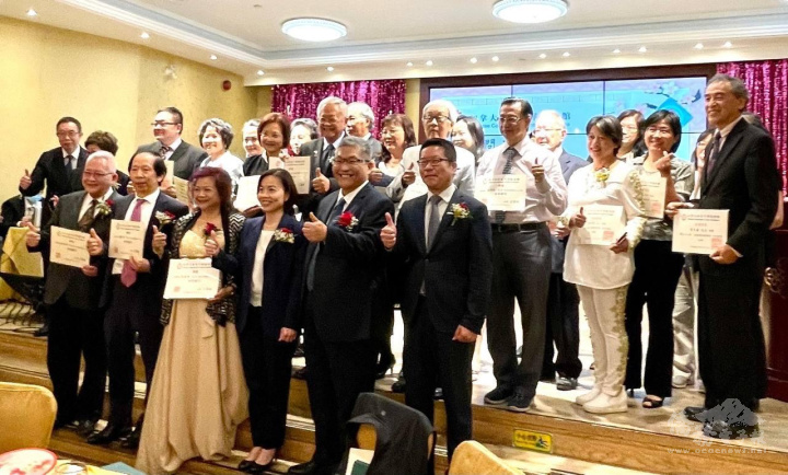 安省中華總會館第57屆團隊在就職典禮中，接受當選證書並共同合影