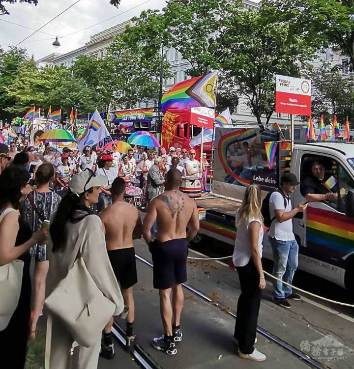 參與群眾沿著環城大道緩慢前行，現場加油及歡呼聲此起彼落