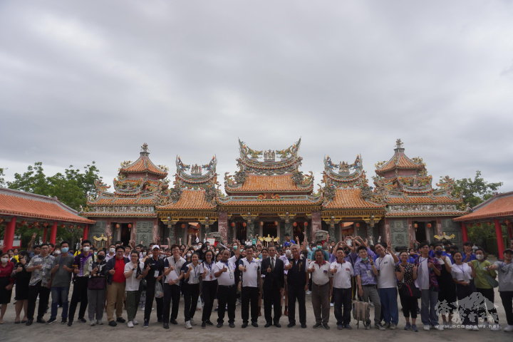 歐陽彥恆、代天宮方建群董事長與所有師生大合影