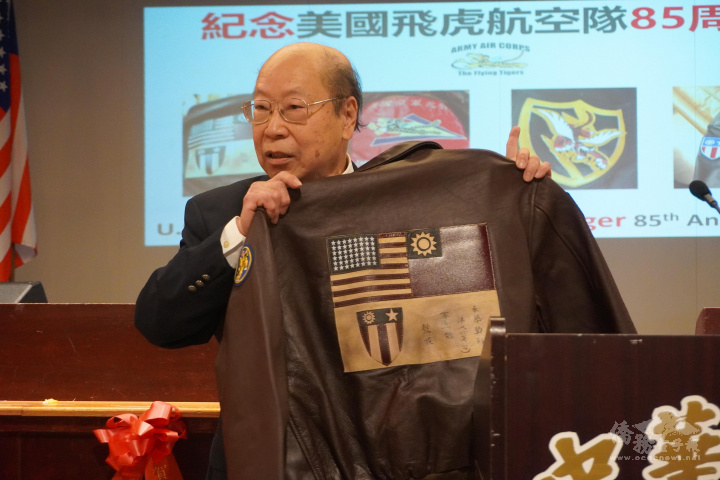 2022年2月1日，紐約中華公所主席于金山展示飛虎隊軍官夾克