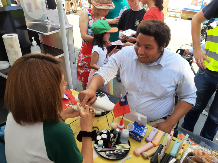 Grevenbroich 經濟促進局局長兼市議員Heinrich Thiel首次體驗美甲彩繪