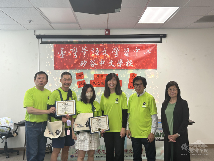 莊雅淑(右3)頒發結業證書，並贈續讀學員TCML T恤及書包