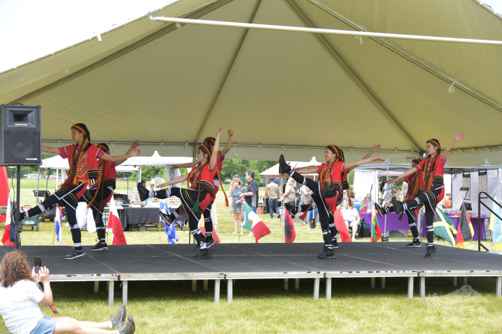 福爾摩沙海外青年文化大使 (FASCA) 表演台灣原住民阿美族舞蹈，動感十足