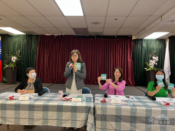 見面會主持人文教中心主任蕭蓓如(左2)、主講者僑務委員兼橙縣FASCA諮詢導師張珮鑾(右2)、橙縣FASCA諮詢導師何佳琪(左1)以及橙縣FASCA會長杜貞儀(右1)