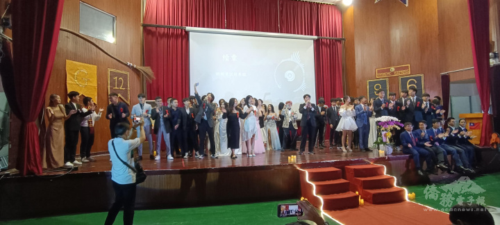 胡志明市臺灣學校12年級畢業生獻歌