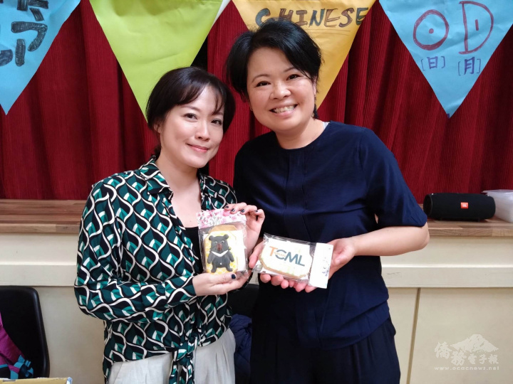 都柏林中文學校校長劉淑慧(右)與摸彩餅乾製作者Nell(左)合影