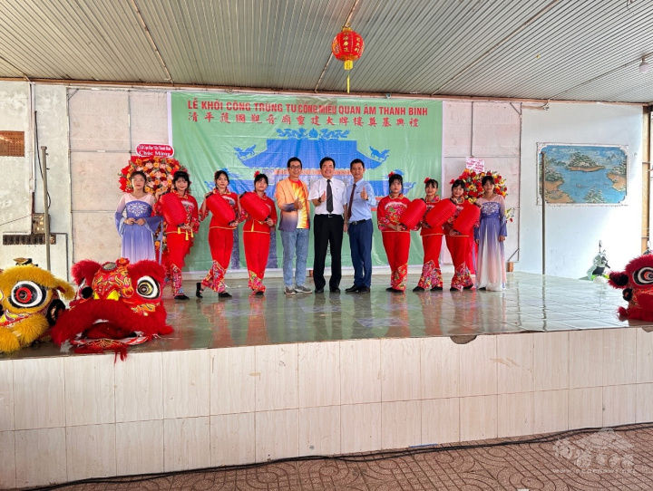 組長張皓鈞(中)、校長廖子權(右5)與表演同學合影