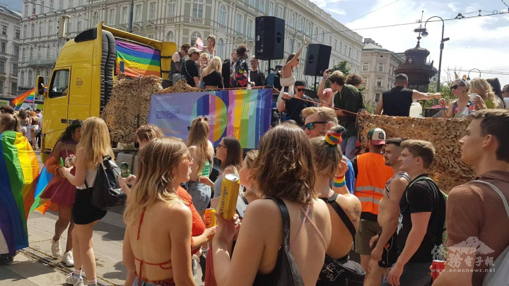 遊行途中，受邀的演說家在音樂聲中激情地為現場群眾演講、為多元包容的普世價值發聲