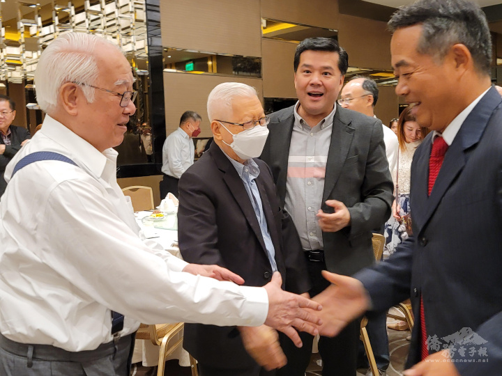 周民淦〈右1〉抵達會場時與吳似錦〈左1〉、謝銘洲〈右2〉、蔡自然〈左2〉等人握手寒暄