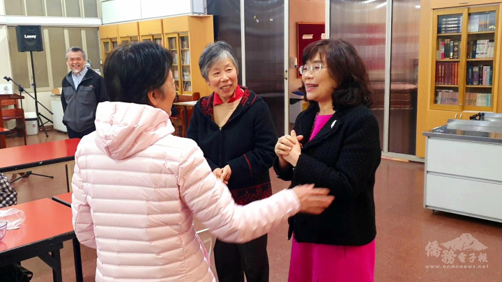謝妙宏（右１）到任後首次拜訪阿根廷臺灣基督長老教會，青松會僑胞熱情與謝妙宏分享阿根廷生活