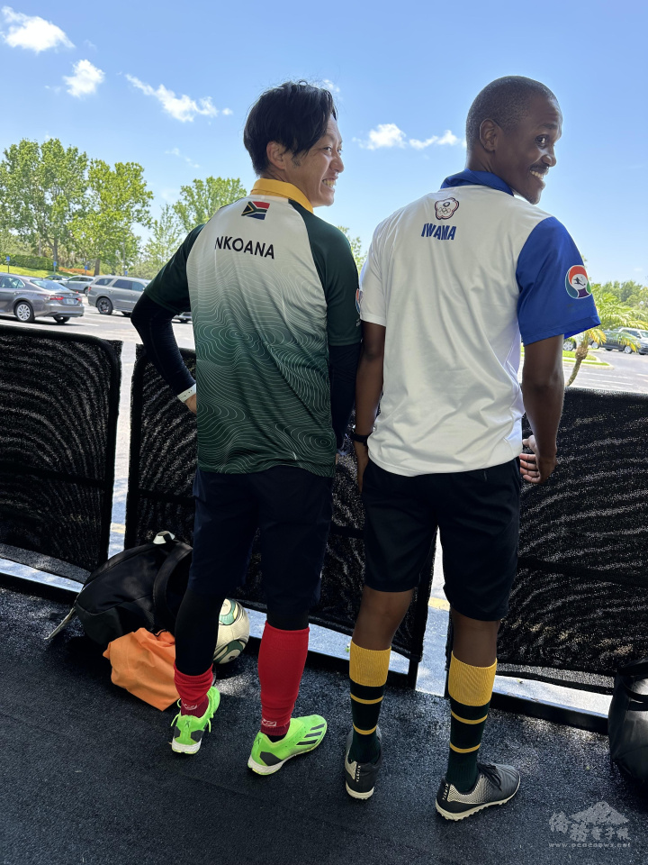 Player Iwama exchanging jerseys with South African player Nkoana.