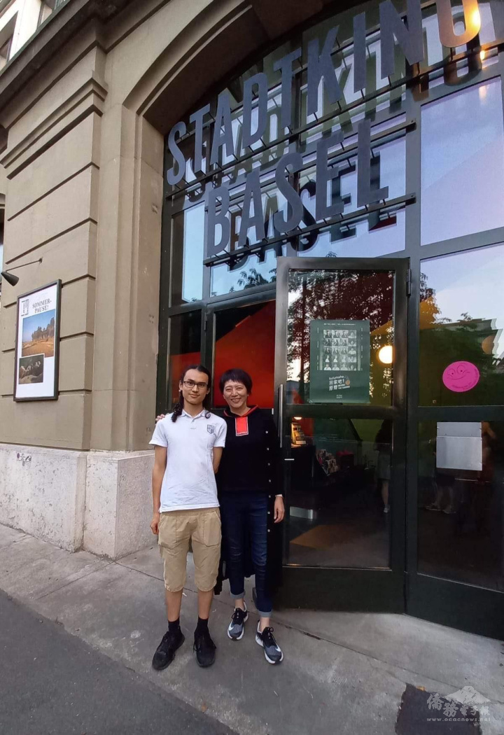 導演陳皓玫(左)與口譯義工游安通(右)於巴塞爾城市戲院合影