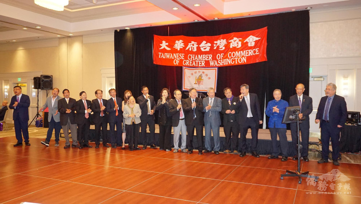 美京中華會館議職員們合唱《萬水千山總是情》