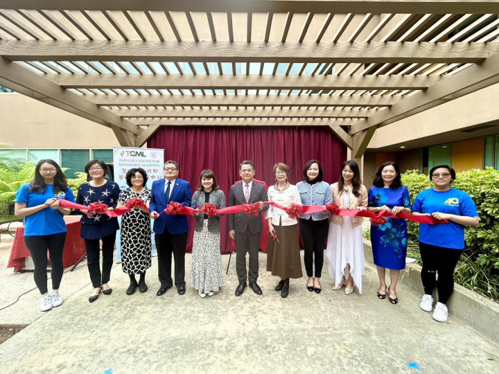 聖地牙哥北郡中文學校臺灣華語文學習中心揭牌剪綵儀式，中文學校學生錢湘美、僑務顧問朱曼玲、會長梁能、僑務委員謝家樹、文教中心主任蕭蓓如、辦事處處長紀欽耀、主任黃玲玲、南加州中文學校聯合會會長李梅如、校長林玉惠、前校長邱秀莉、中文學校學生吳家容（由左至右）