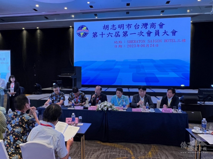 由左至右：財務長陳建仲、監事長王鴻翔、會長袁濟凡、總會長簡智明、組長張皓鈞