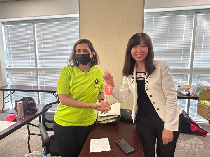 學員開心展示親手製作天燈