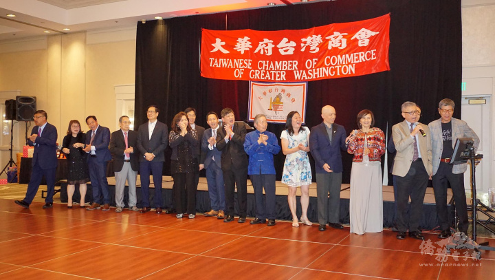 大華府臺商會理事及顧問們一起合唱他們的招牌歌曲《愛拼才會贏》