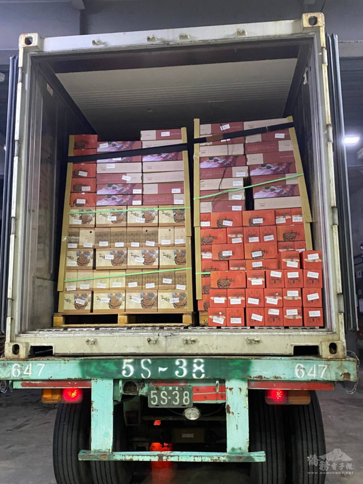 首批空運登陸紐西蘭的臺灣荔枝準備運到商家