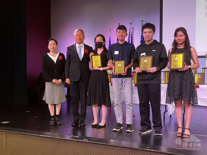 朱永昌(左二)及陳怡珍(左一)代表學會頒發服務獎牌