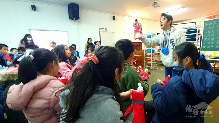 講座中，師生輕鬆地認識布袋戲中五大角色生、旦、淨、末、丑，也十分認真與黃勝煌手中的布袋戲偶互動