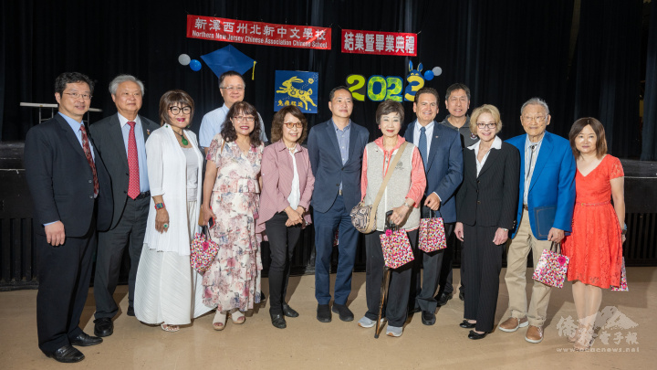 北新中文學校結業典禮，左起：羅俊鉞、張大朋、黃秀梅、鍾明昌、林馨文、劉雯、陳永豐、林潔輝、Matthew Kayne、周大新、Karen Cortellino、嚴欣鎧、俞莉萍。（圖：莊榮耀提供）