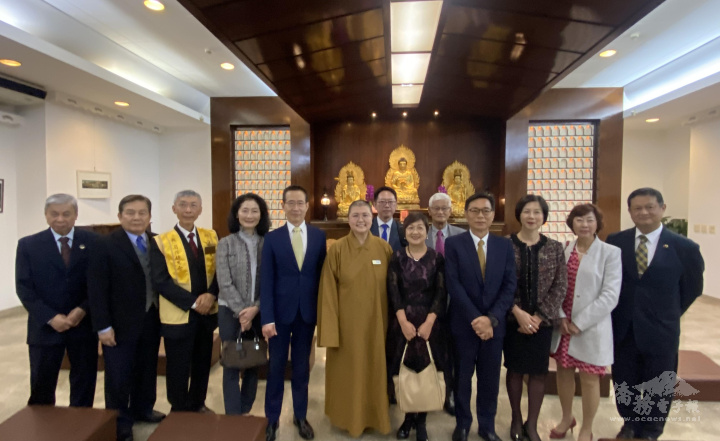 徐佳青（右五）和貴賓、佛光緣佛友們合影