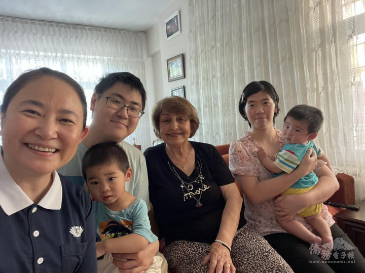 志工帶著家人們去看貝漢太太，讓她感受到許久未有的家庭溫暖，天倫之樂