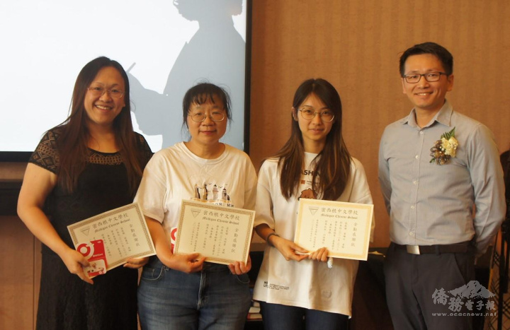 蔡麗冰、沈玲裳、曾雅竹(由左至右)三位全勤教師與校長陶茂森合影