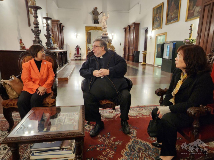 徐佳青長拜會阿根廷首都大教堂的神父魯索，並進行座談交流