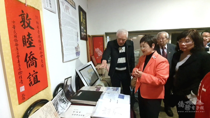 駐阿根廷代表處大使謝妙宏(右1)陪同徐佳青（左２）參觀存放阿根廷移民文物史料室，透過阿根廷臺灣僑民聯合會理事長李昆堯(左1)解說了解臺灣移民至阿根廷超過５０年的歷史緣由；同行參觀亦有阿根廷僑務委員林英忠(右2)