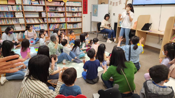 志工媽媽以音樂帶動，教導小朋友認識端午節