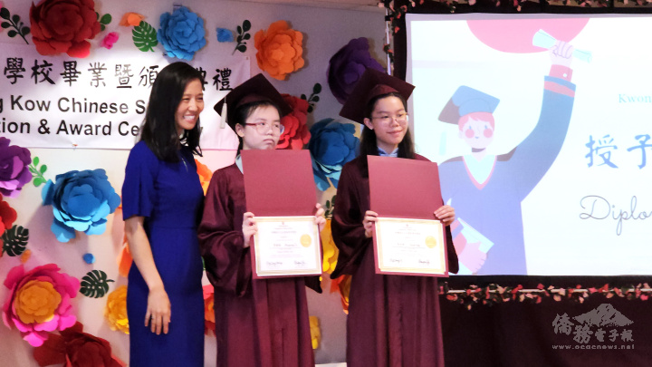 波士頓市長吳弭(左)頒發畢業證書給畢業生余銘銘，馮淑婷