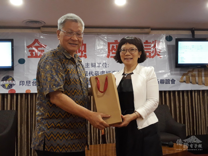 曾裕華(左)致贈紀念品、給海外信保基金董事長林寶惜(右)