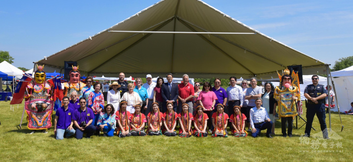 Laura Kubaszko、市長Wallace、姜森夫婦、邱美純、舒俞敬、黃士聰、海外青年文化大使團及客家同鄉們合影留念