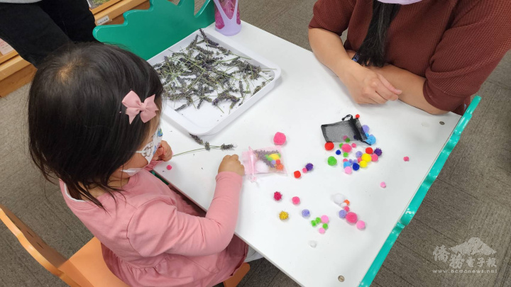 小朋友手作香包，將彩色小球和薰衣草放入香包中