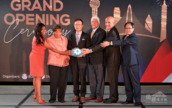 外貿協會董事長黃志芳與美國聯邦眾議員齊聲祝賀加油